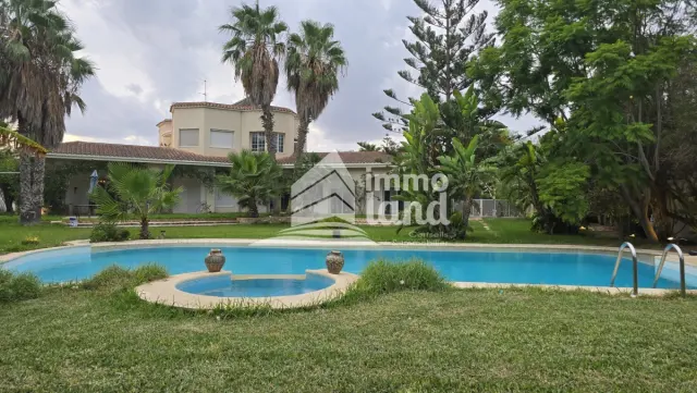 A louer une villa S+5 meublé de 700m² bâti et 2200m² terrain à la Soukra