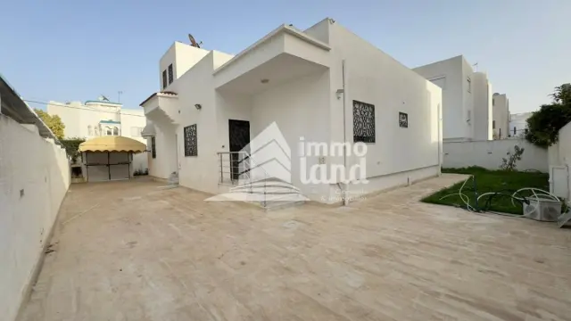 Villa de 500m2 terrain et 210m2 bâti à Borj louzir ariana