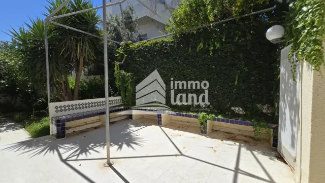 RDC de villa S+3 avec jardin à la Marsa