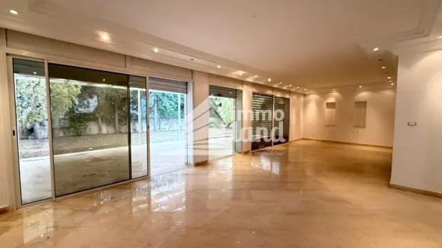 Une villa de 751m2 terrain et 450m2 Bâtit à Menzah 7