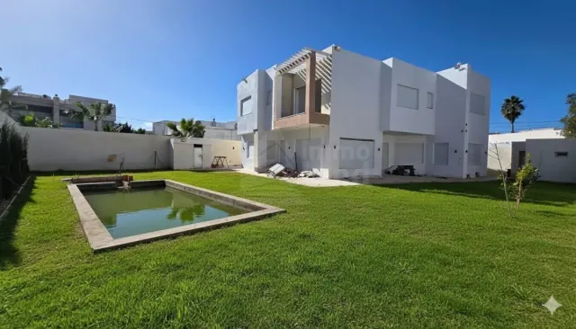 A louer une villa s+3 avec jardin a la marsa