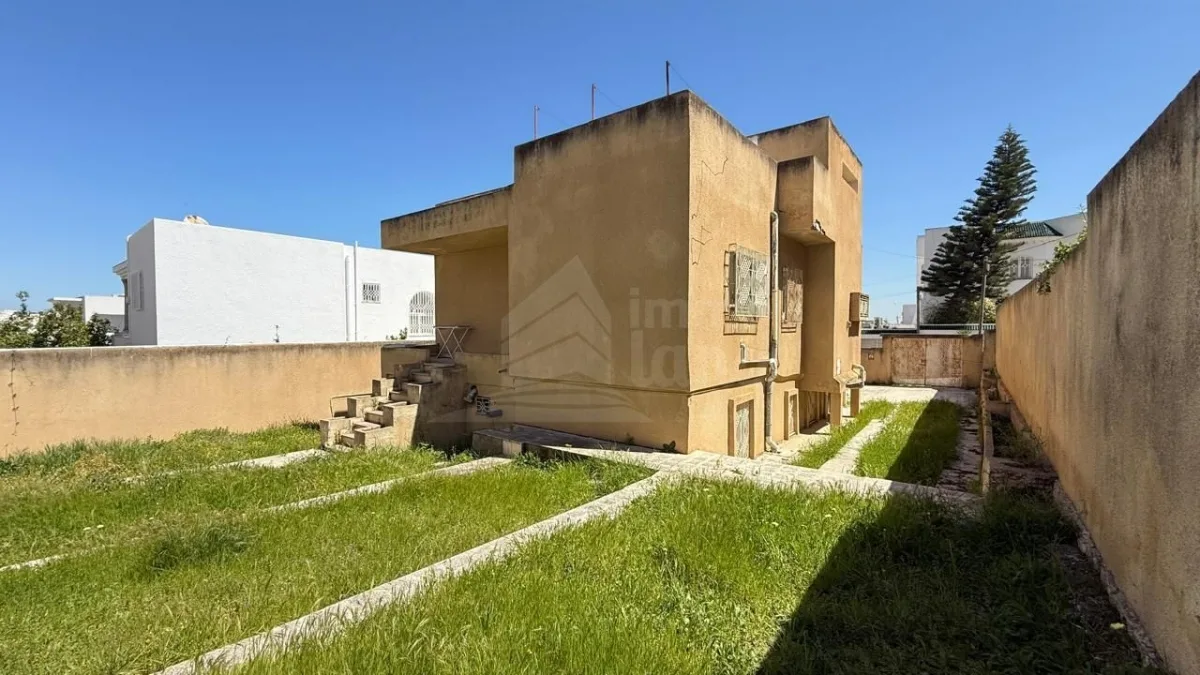 villa  de 438m2 terrain à cite ennasr — photo 1