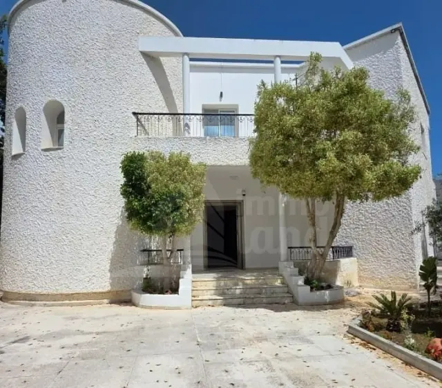 Villa s+4 meublée à la soukra