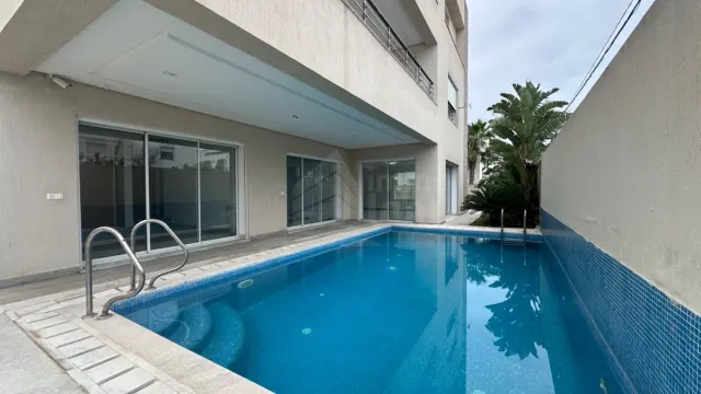 Duplex S+5 au RDC dans un immeuble a la marsa
