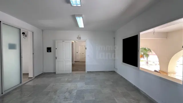 A louer une villa s+3 avec jardin a la marsa