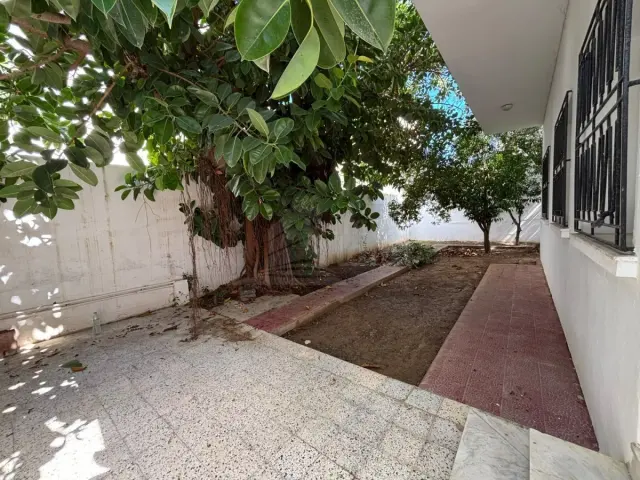 Villa S+4 de 400m2 sur terrain de  506m2 à la Nouvelle Ariana