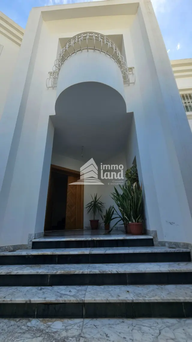 A louer une villa s+3 avec jardin a la marsa